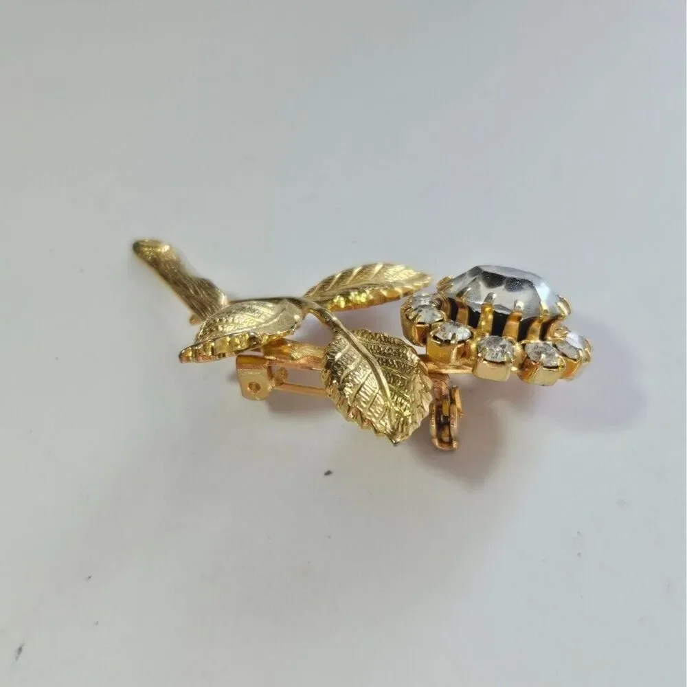 Vintage gold tone rhinestone flower brooch